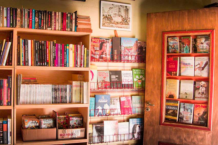 Foto de uma estante cheia de livros